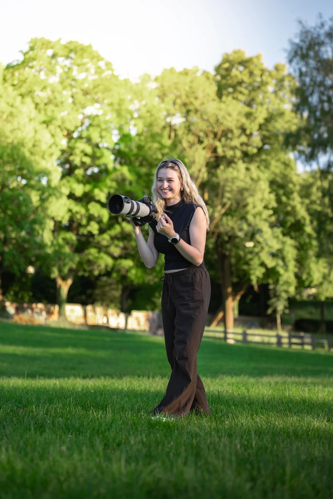 Elena Sofia mit ihrer Kamera bei einem Shooting im Freien