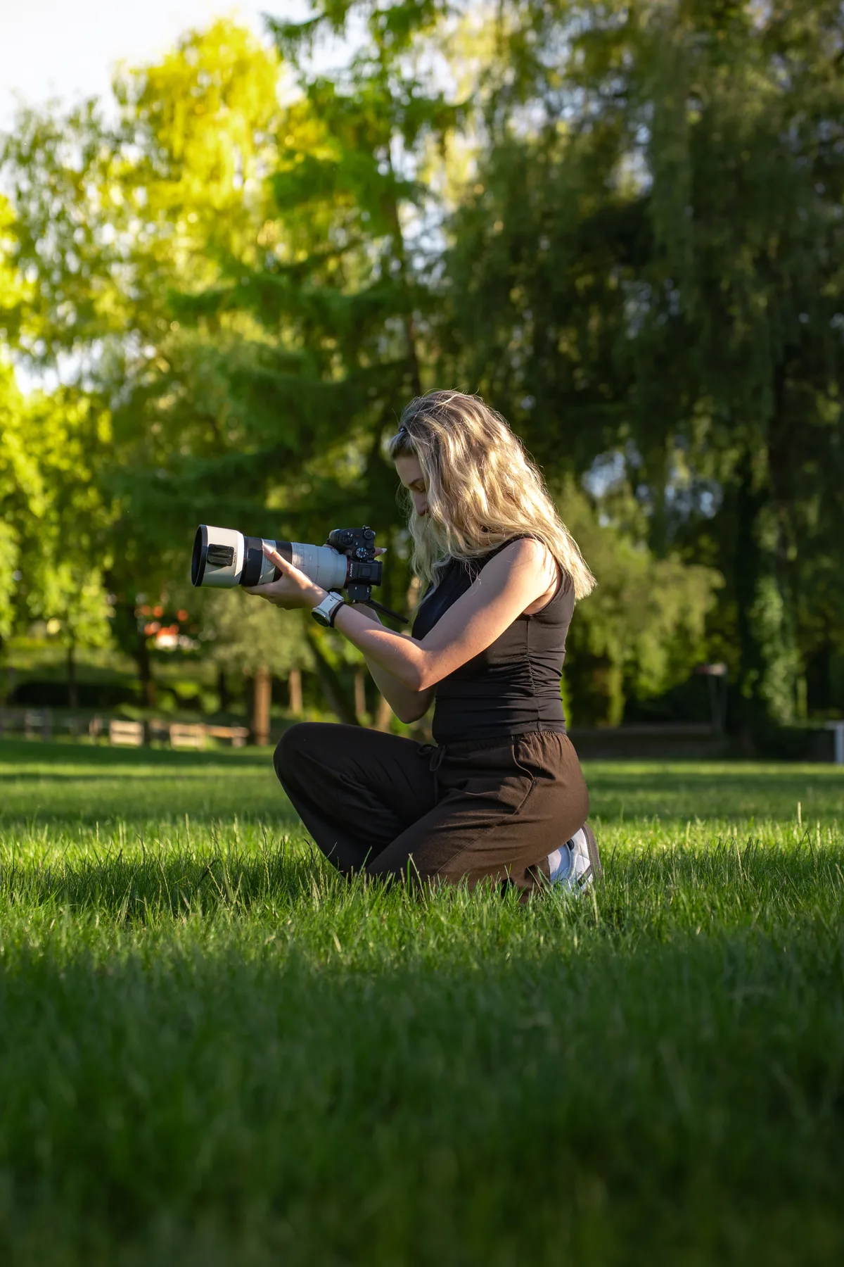 Elena Sofia beim Fotografieren mit Teleobjektiv