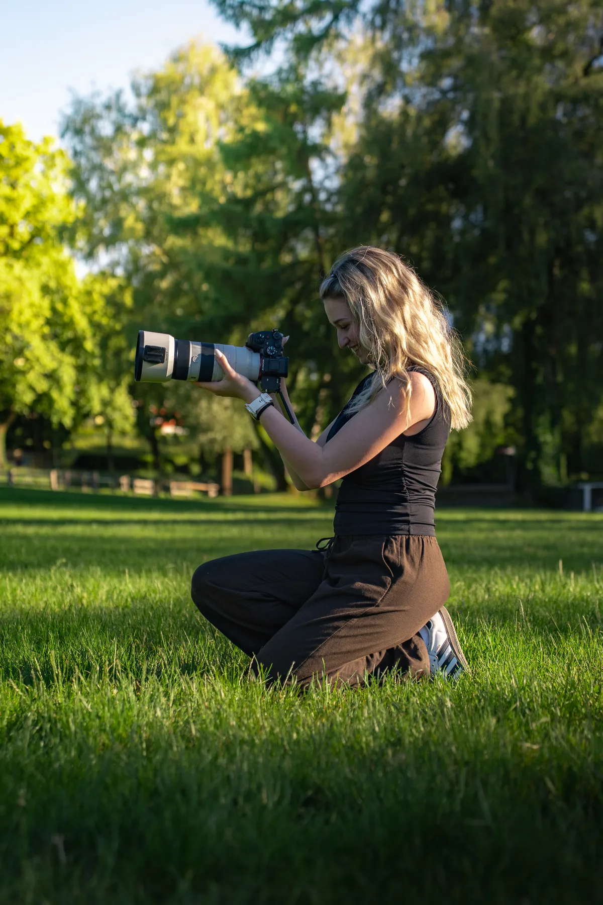 Elena Sofia kniend beim Shooting auf einer Wiese
