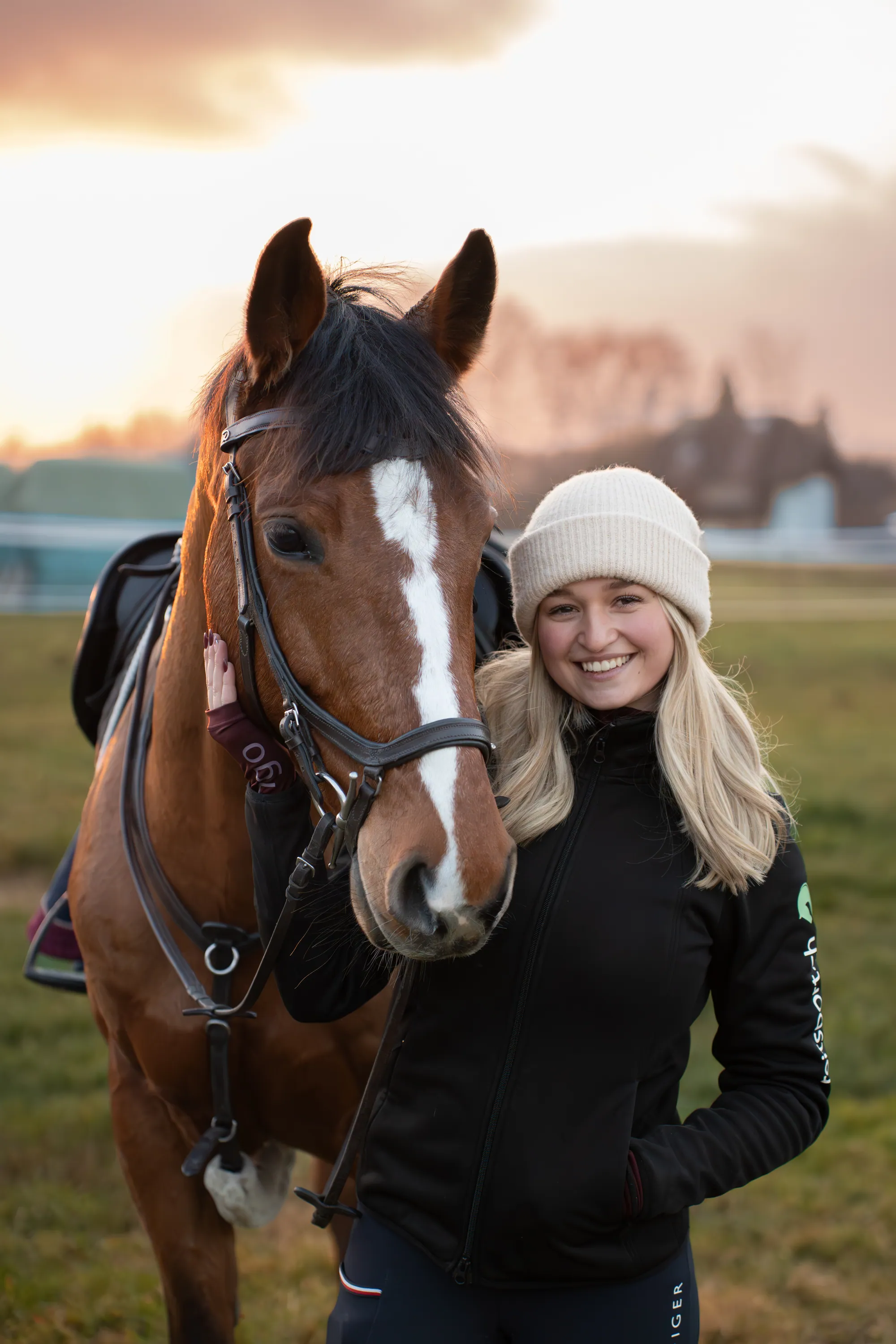 Elena Sofia mit Kamera im Abendlicht